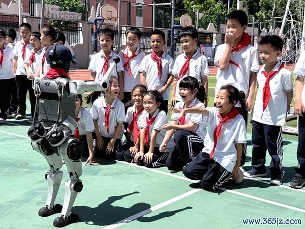 向阳区实验小学学生与机器东说念主互动。实习生蔡诗然 摄